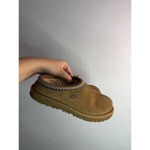 Kids UGG Tasman slippers in the chestnut Size 4